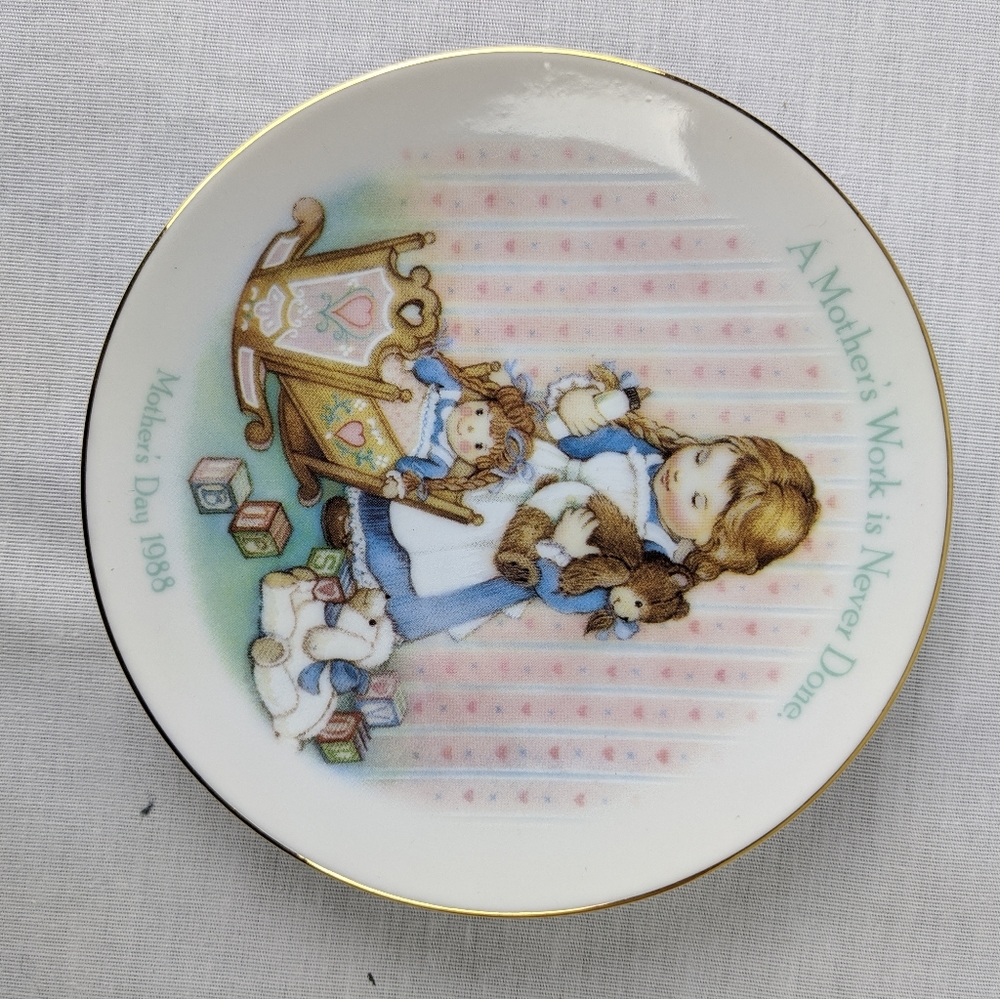 Avon 1980's-90's mother's day plates. Collectable - Picture 3 of 8